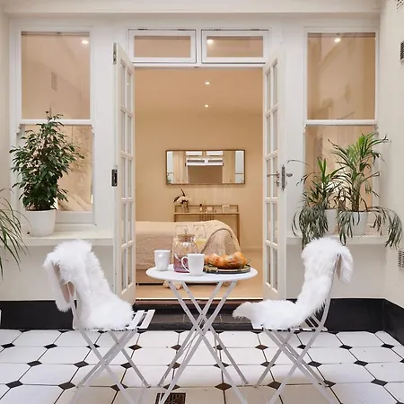 Hyde Park Luxury Two-bedroom With Patio Apartment *