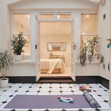 Hyde Park Luxury Two-bedroom With Patio