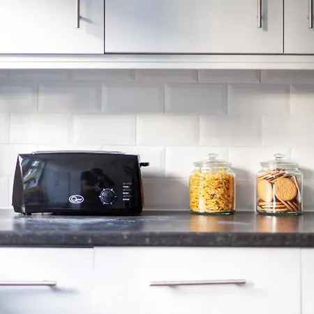 Arte - 3-bedroom Bright House London, Haggerston, Garden, Parking, 8 Min Walk To Haggerston Station, Weekly Or Monthly Stays, Serviced - 7 Guests *