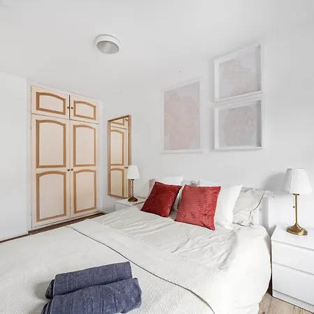 Arte - 3-bedroom Bright House London, Haggerston, Garden, Parking, 8 Min Walk To Haggerston Station, Weekly Or Monthly Stays, Serviced - 7 Guests