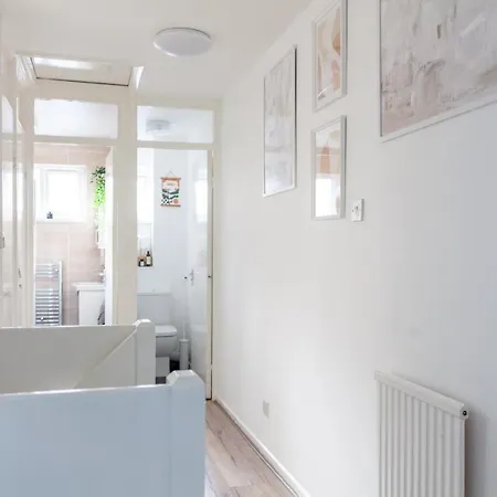 Arte - 3-bedroom Bright House London, Haggerston, Garden, Parking, 8 Min Walk To Haggerston Station, Weekly Or Monthly Stays, Serviced - 7 Guests