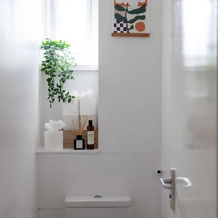 Arte - 3-bedroom Bright House London, Haggerston, Garden, Parking, 8 Min Walk To Haggerston Station, Weekly Or Monthly Stays, Serviced - 7 Guests