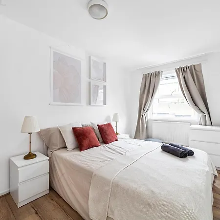 Arte - 3-bedroom Bright House London, Haggerston, Garden, Parking, 8 Min Walk To Haggerston Station, Weekly Or Monthly Stays, Serviced - 7 Guests *