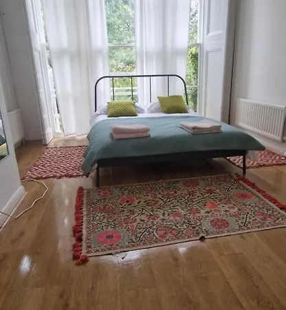 Primrose Hill - Charming, Cosy, 2 Double Bedrooms *