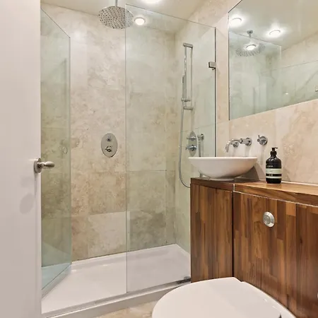 Apartment Hyde Park Luxury Two-bedroom With Patio