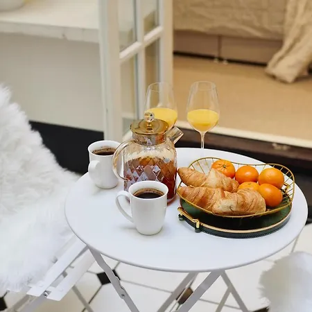 Hyde Park Luxury Two-bedroom With Patio Apartment London
