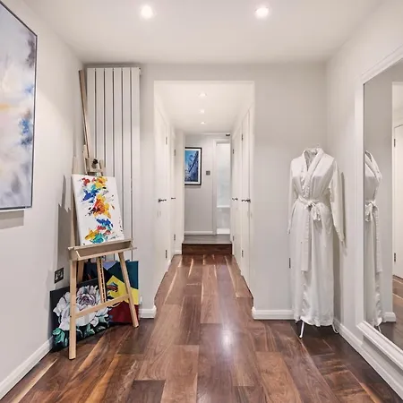Hyde Park Luxury Two-bedroom With Patio *