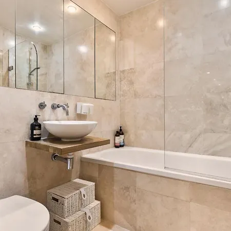 Hyde Park Luxury Two-bedroom With Patio Apartment