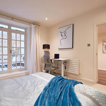 Hyde Park Luxury Two-bedroom With Patio