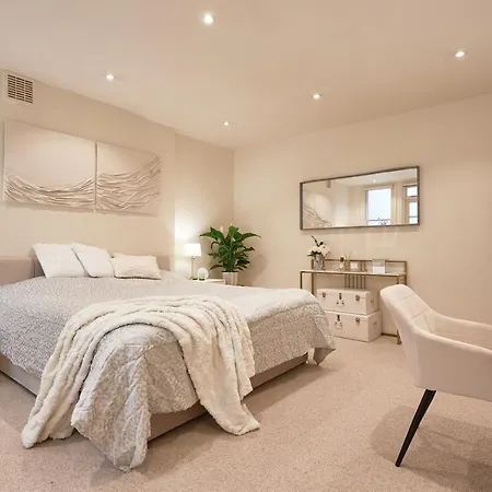 Apartment Hyde Park Luxury Two-bedroom With Patio