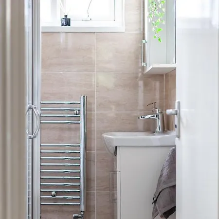 펜션 Arte - 3-bedroom Bright House London, Haggerston, Garden, Parking, 8 Min Walk To Haggerston Station, Weekly Or Monthly Stays, Serviced - 7 Guests 런던