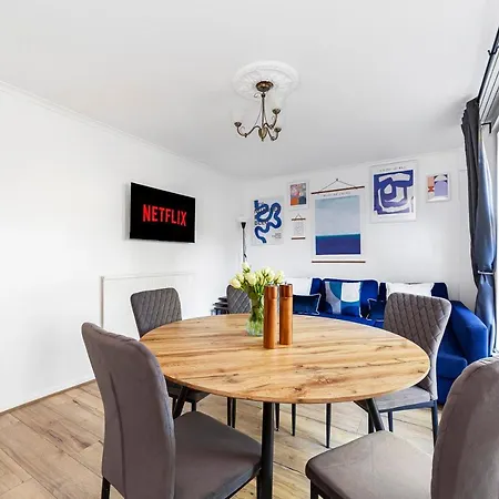 Arte - 3-bedroom Bright House London, Haggerston, Garden, Parking, 8 Min Walk To Haggerston Station, Weekly Or Monthly Stays, Serviced - 7 Guests *