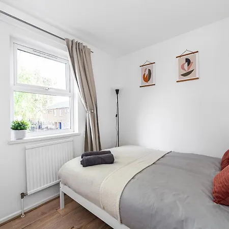 Arte - 3-bedroom Bright House London, Haggerston, Garden, Parking, 8 Min Walk To Haggerston Station, Weekly Or Monthly Stays, Serviced - 7 Guests *