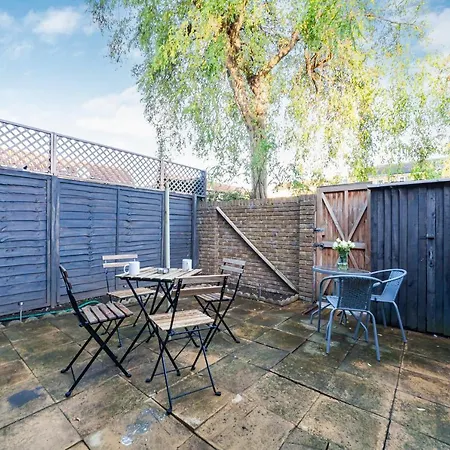 펜션 Arte - 3-bedroom Bright House London, Haggerston, Garden, Parking, 8 Min Walk To Haggerston Station, Weekly Or Monthly Stays, Serviced - 7 Guests 런던