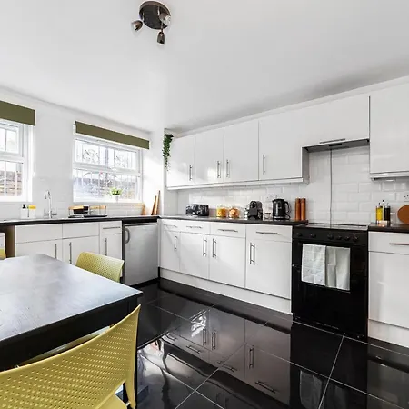 Arte - 3-bedroom Bright House London, Haggerston, Garden, Parking, 8 Min Walk To Haggerston Station, Weekly Or Monthly Stays, Serviced - 7 Guests *