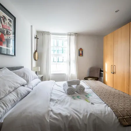 Cosy And Spacious Flat Near Bridge Apartment