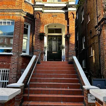 Cozy Near Regent's Park N9 London