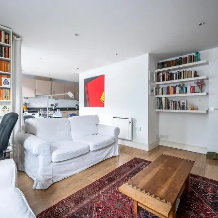 Cosy And Spacious Flat Near Bridge * London