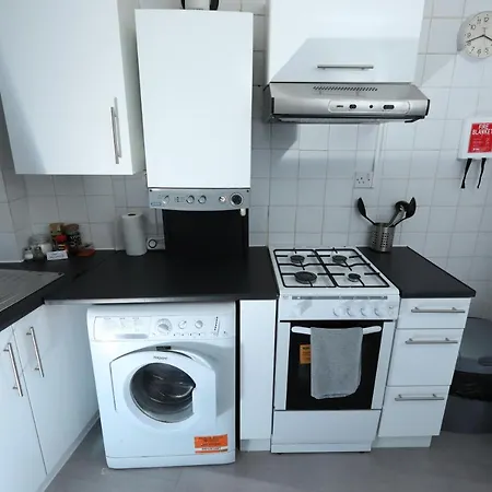Self Contained 2 Bedroom Flat In Southwark Apartment London