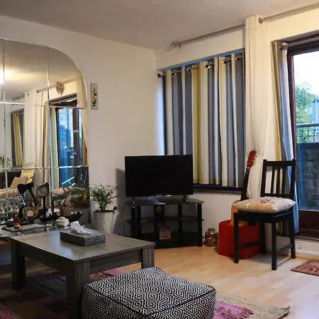 Comfortable 2-bed House In Zone 2 *