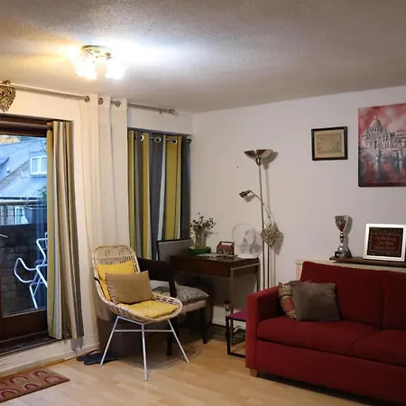 Comfortable 2-bed House In Zone 2 Holiday home London