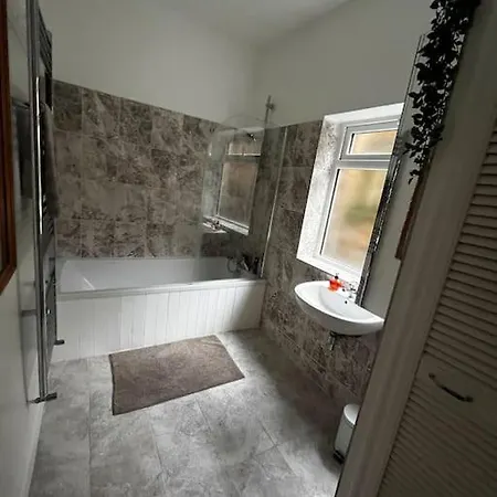 Apartment 3 Bed Ground Floor Flat *