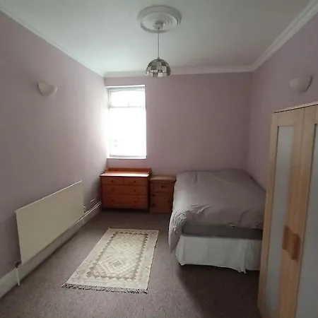 Apartment 3 Bed Ground Floor Flat London