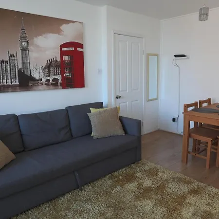 Self Contained 2 Bedroom Flat In Southwark Apartment *