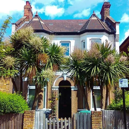 3 Bed Ground Floor Flat * London