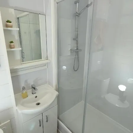 Self Contained 2 Bedroom Flat In Southwark London