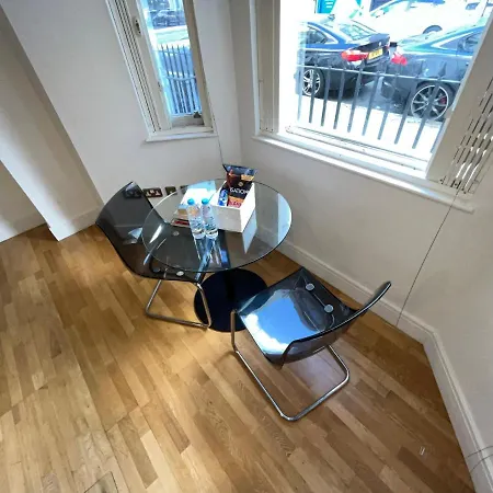 Serviced In Kensington Victoria Apartment