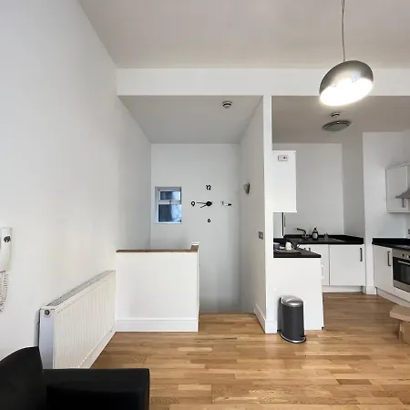 Apartment Serviced In Kensington Victoria *