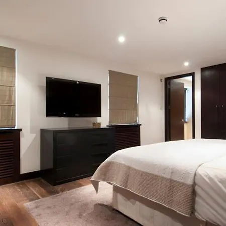 Mayfair Penthouse With Rooftop Facing Hyde Park