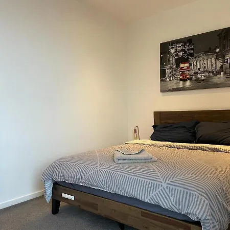 Homestay Luxury En-suite Olympic Village In Shared *