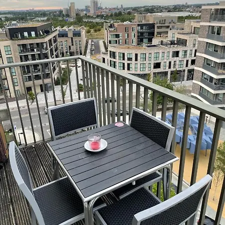 Homestay Luxury En-suite Olympic Village In Shared London