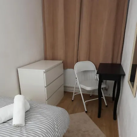 Self Contained 2 Bedroom Flat In Southwark * London