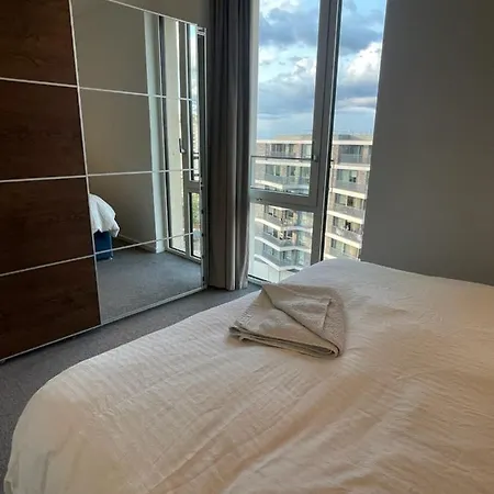 Luxury En-suite Olympic Village In Shared Homestay