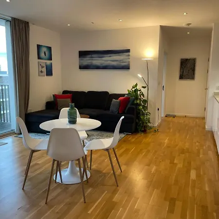 Luxury En-suite Olympic Village In Shared Homestay *