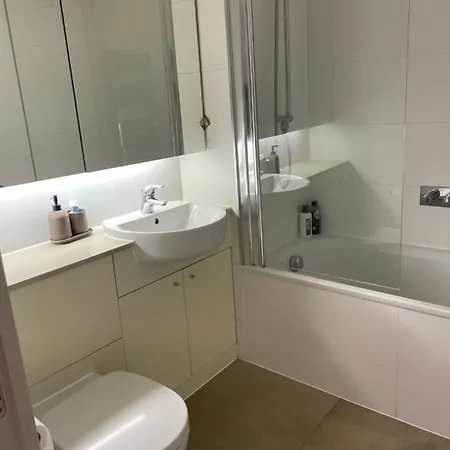 Homestay Luxury En-suite Olympic Village In Shared London