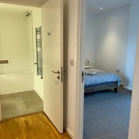 Homestay Luxury En-suite Olympic Village In Shared