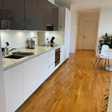 Homestay Luxury En-suite Olympic Village In Shared *