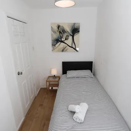 Self Contained 2 Bedroom Flat In Southwark Apartment