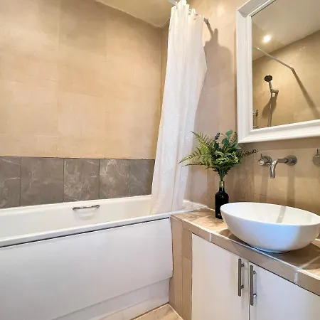 Stylish Flat Near Westfield & O2 Shepherd's Bush Apartment
