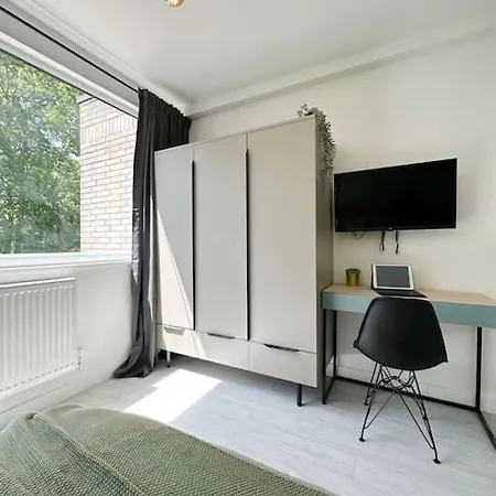 Holiday home Chic 5-br, Ensuites With Tvs London