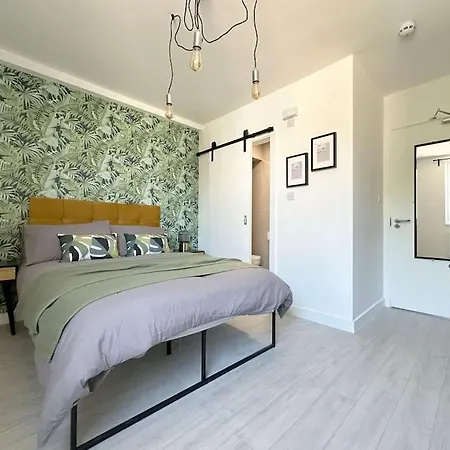 Chic 5-br, Ensuites With Tvs London