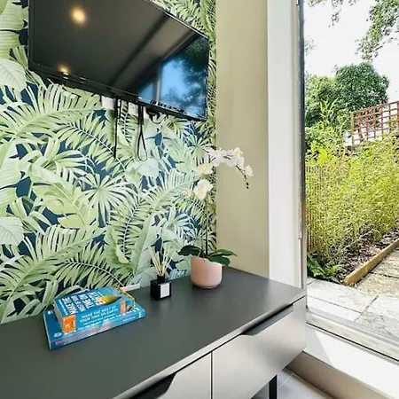 Holiday home Chic 5-br, Ensuites With Tvs