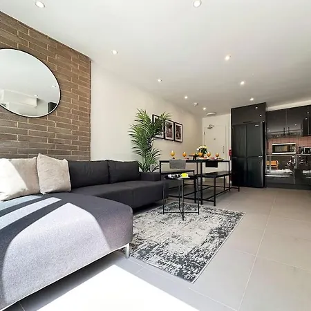 Holiday home Chic 5-br, Ensuites With Tvs London