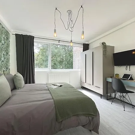 Chic 5-br, Ensuites With Tvs Holiday home London