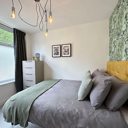 Chic 5-br, Ensuites With Tvs Holiday home London