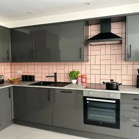 Chic 5-br, Ensuites With Tvs